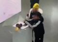 ¿Quién paga? Niño tira corona de oro en museo y provoca daños millonarios
