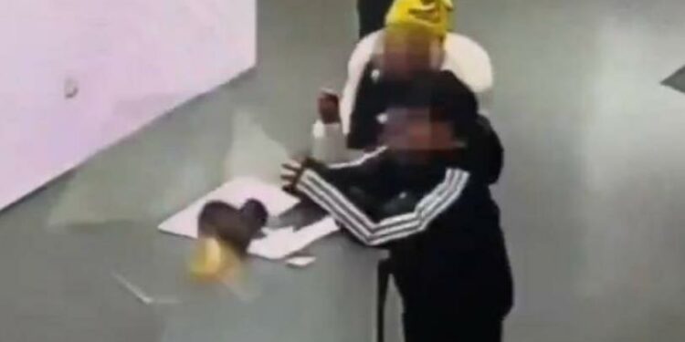 ¿Quién paga? Niño tira corona de oro en museo y provoca daños millonarios