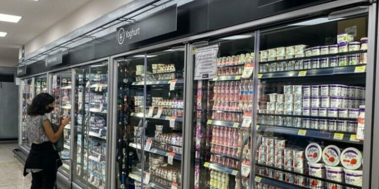 China anuncia aranceles temporales de hasta 42,7% para productos lácteos de la UE