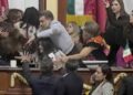 Pelea entre legisladores de Morena y PAN deja lesionada a la diputada Claudia Pérez en el Congreso CDMX