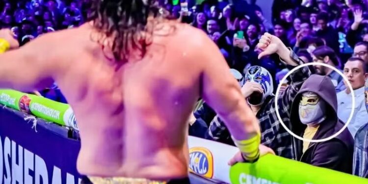 Bad Bunny asiste de incógnito a función de lucha libre en la Arena México