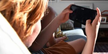 Australia implementa prohibición de redes sociales a menores