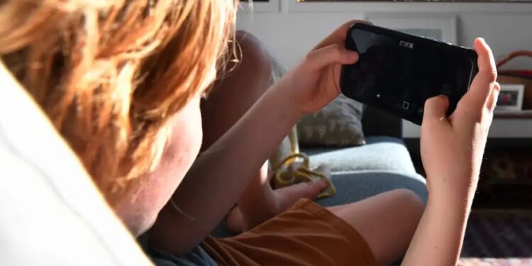 Australia implementa prohibición de redes sociales a menores