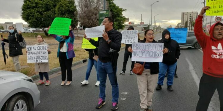 Padres y madres de familia protestan por cierre de guardería