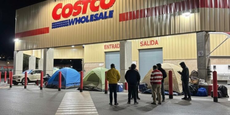 Acampan en Costco de San Luis Potosí previo a las celebraciones de Año Nuevo