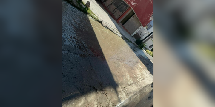 Omisión de Interapas deja grave fuga y malos olores