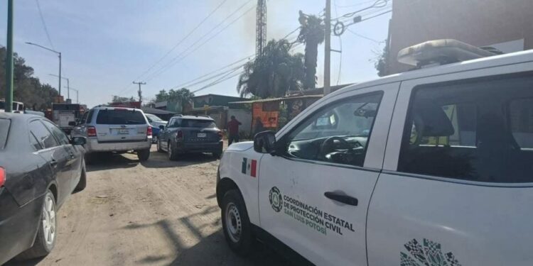 Sofocan incendio en tarimera sobre carretera a Rioverde