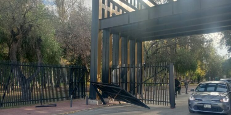Detienen a dos personas que ingresaron en vehículo al Parque Tangamanga I y condujeron de forma temeraria