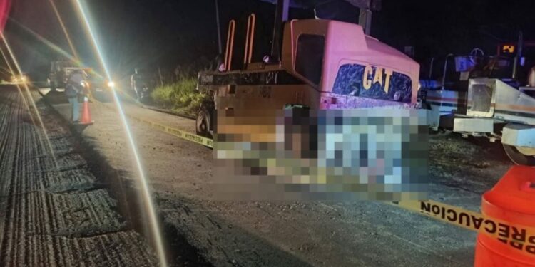 Muere motociclista aplastado por maquinaria pesada en la carretera federal 145