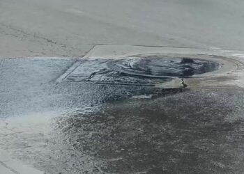 Tres semanas de omisión de Interapas mantienen avenida Industria bajo aguas negras