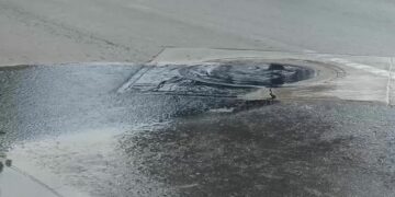 Tres semanas de omisión de Interapas mantienen avenida Industria bajo aguas negras