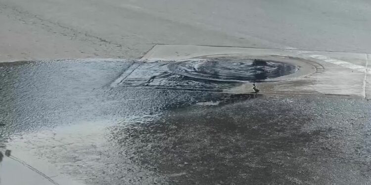 Tres semanas de omisión de Interapas mantienen avenida Industria bajo aguas negras