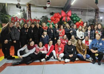 Directoras escolares celebran fiesta navideña
