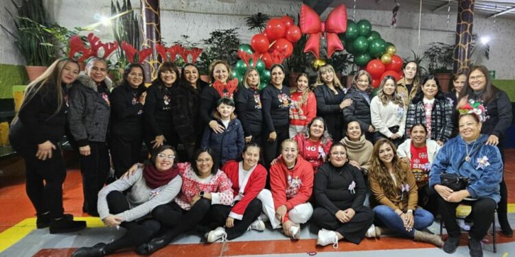 Directoras escolares celebran fiesta navideña