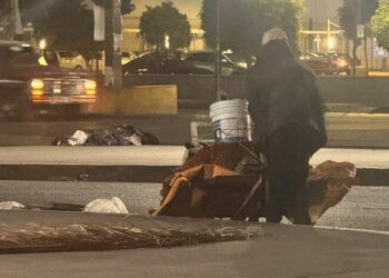 Invasión de vía pública frente a HEB Los Pinos pone en riesgo a peatones y conductores