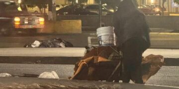 Invasión de vía pública frente a HEB Los Pinos pone en riesgo a peatones y conductores