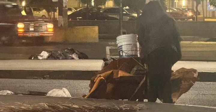 Invasión de vía pública frente a HEB Los Pinos pone en riesgo a peatones y conductores