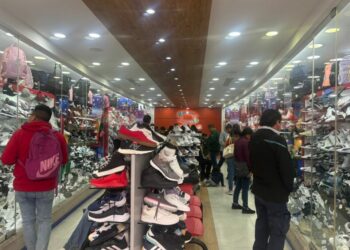 Incrementa afluencia en tiendas por compras de pánico antes de Navidad