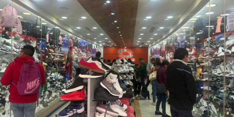Incrementa afluencia en tiendas por compras de pánico antes de Navidad