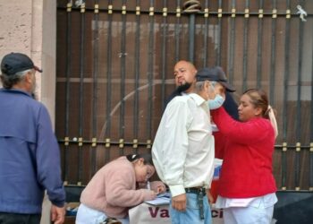 Vacunan contra influenza y Covid-19 en el Centro de SLP