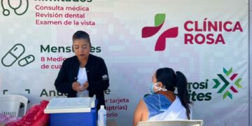 Familias potosinas acuden a Clínicas Rosas para vacunación invernal en las cuatro regiones