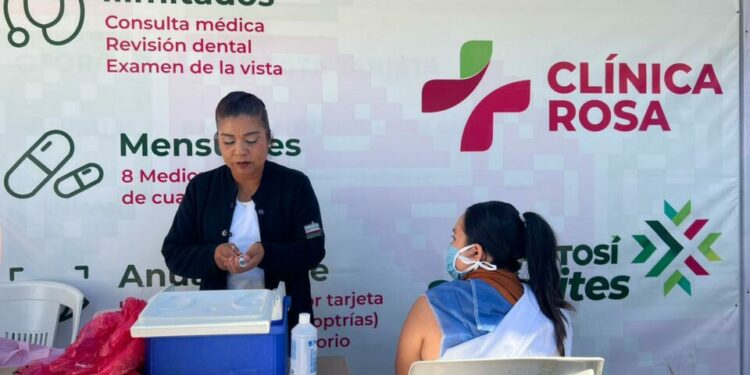 Familias potosinas acuden a Clínicas Rosas para vacunación invernal en las cuatro regiones