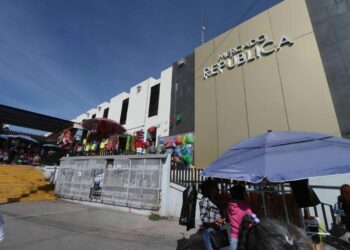 Locatarios del Mercado República estallan contra el Ayuntamiento por invasión de ambulantes