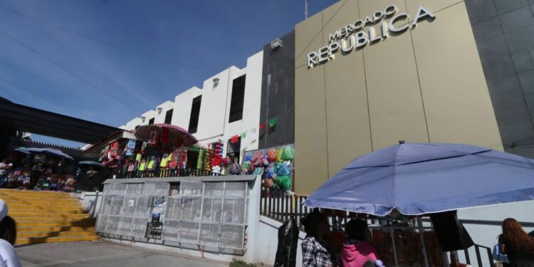 Locatarios del Mercado República estallan contra el Ayuntamiento por invasión de ambulantes