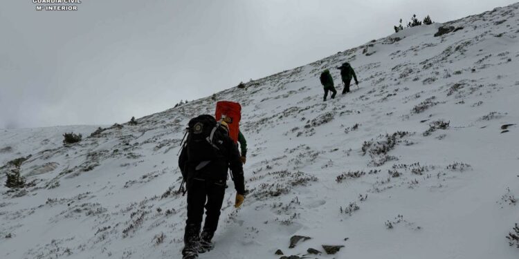 Tragedia en la nieve: tres esquiadores pierden la vida a causa de un alud y uno más es rescatado con hipotermia