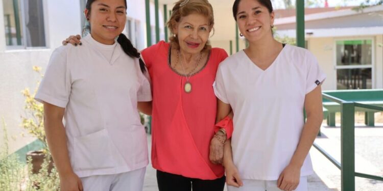 El DIF Estatal llevó a cabo una campaña de vacunación invernal en el Instituto Geriátrico Nicolás Aguilar