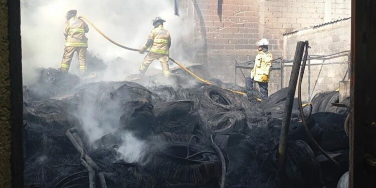 Seis muertos en desplome de jet privado en Toluca, saldo preliminar