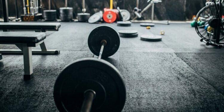 Fatal accidente en gimnasio: barra cae sobre hombre y muere