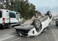 Camioneta vuelca en la carretera a Rioverde; conductora resulta herida