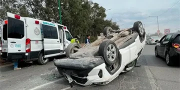 Camioneta vuelca en la carretera a Rioverde; conductora resulta herida