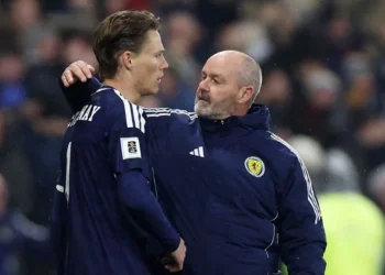 El técnico de Escocia pide a sus aficionados que no gasten dinero para viajar al Mundial: “No te endeudes ni endeudes a tu familia”