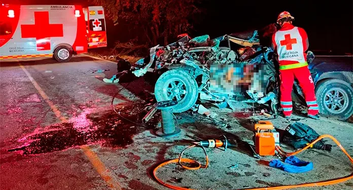 Pareja de jóvenes fallecen tras brutal choque con tráiler cañero en Ciudad Valles