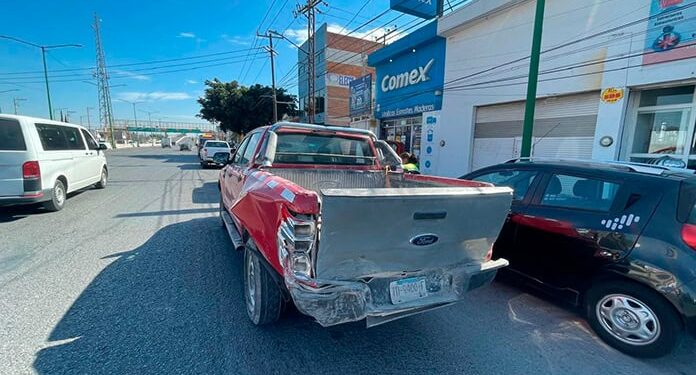 Carambola de tres camionetas deja cuantiosos daños en la carretera a Rioverde