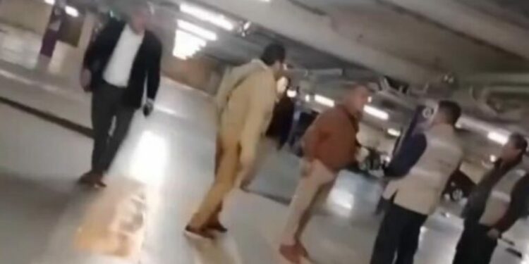 Funcionario del Edomex y diputado ebrio causan destrozos en plaza de Metepec