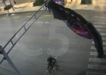 Paracaidista queda atorado en semáforo del Centro Histórico de CDMX