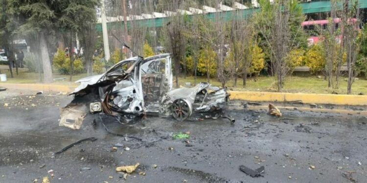 Explota taxi con pirotecnia en la México-Toluca y deja tres heridos