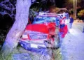Camioneta se estrella contra mezquite en camino vecinal de Mexquitic