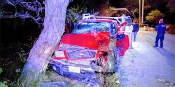 Camioneta se estrella contra mezquite en camino vecinal de Mexquitic