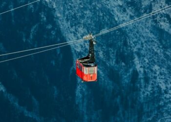 Incidente en teleférico deja cientos de personas atrapadas en los Alpes italianos