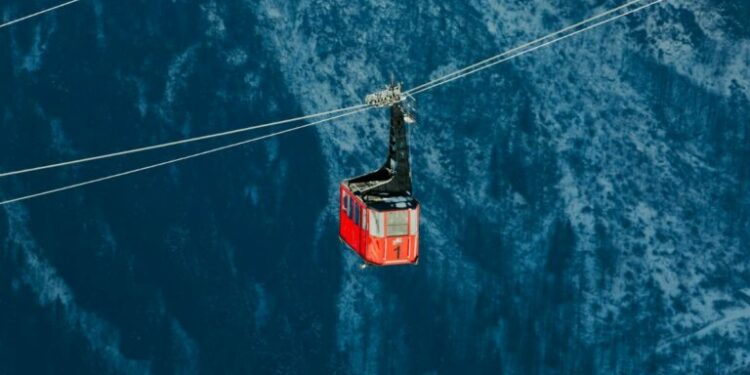 Incidente en teleférico deja cientos de personas atrapadas en los Alpes italianos