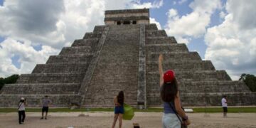 Trabajador muestra entrañas de Chichén Itzá; INAH lo sanciona