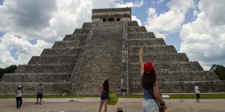 Trabajador muestra entrañas de Chichén Itzá; INAH lo sanciona