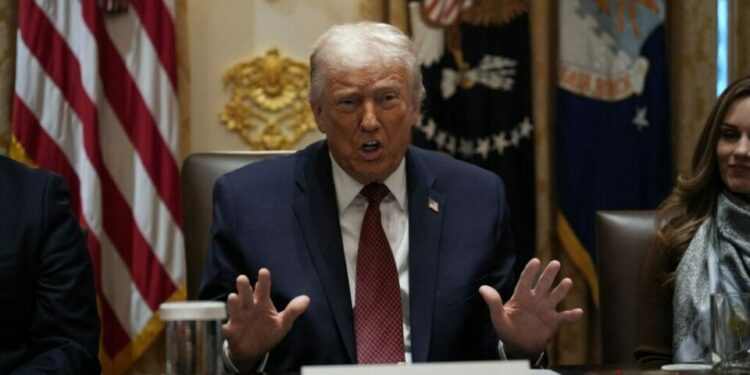 Trump insiste en que lanzaría ataques contra cárteles en México