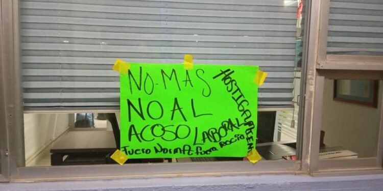 Trabajadores administrativos de la FCI de la UASLP inician paro de “brazos caídos” por violencia laboral