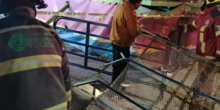 Tres personas salen disparadas tras falla en juego mecánico en Puebla