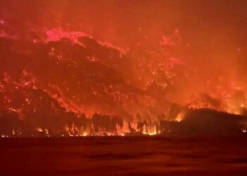 Devastador incendio forestal en la Patagonia; evacúan a 3 mil turistas